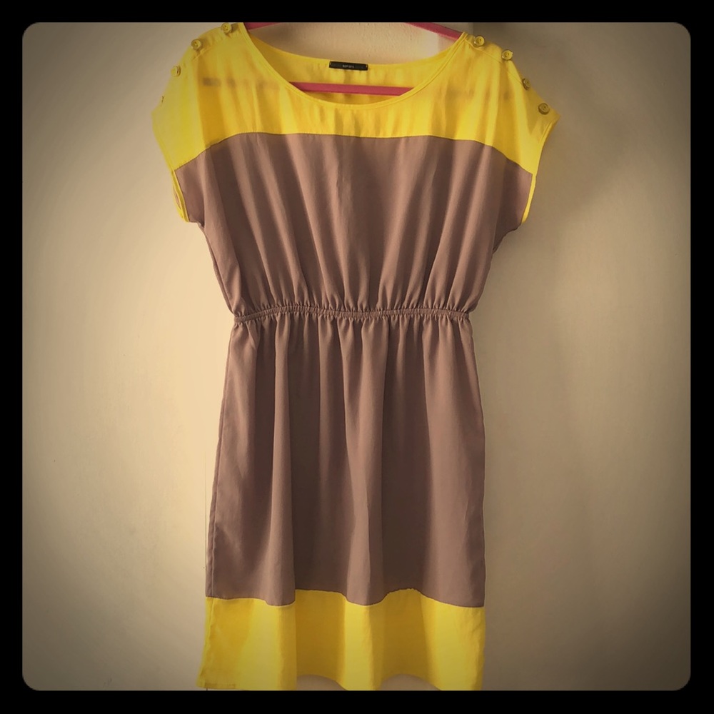 Short sleeve button detail dress